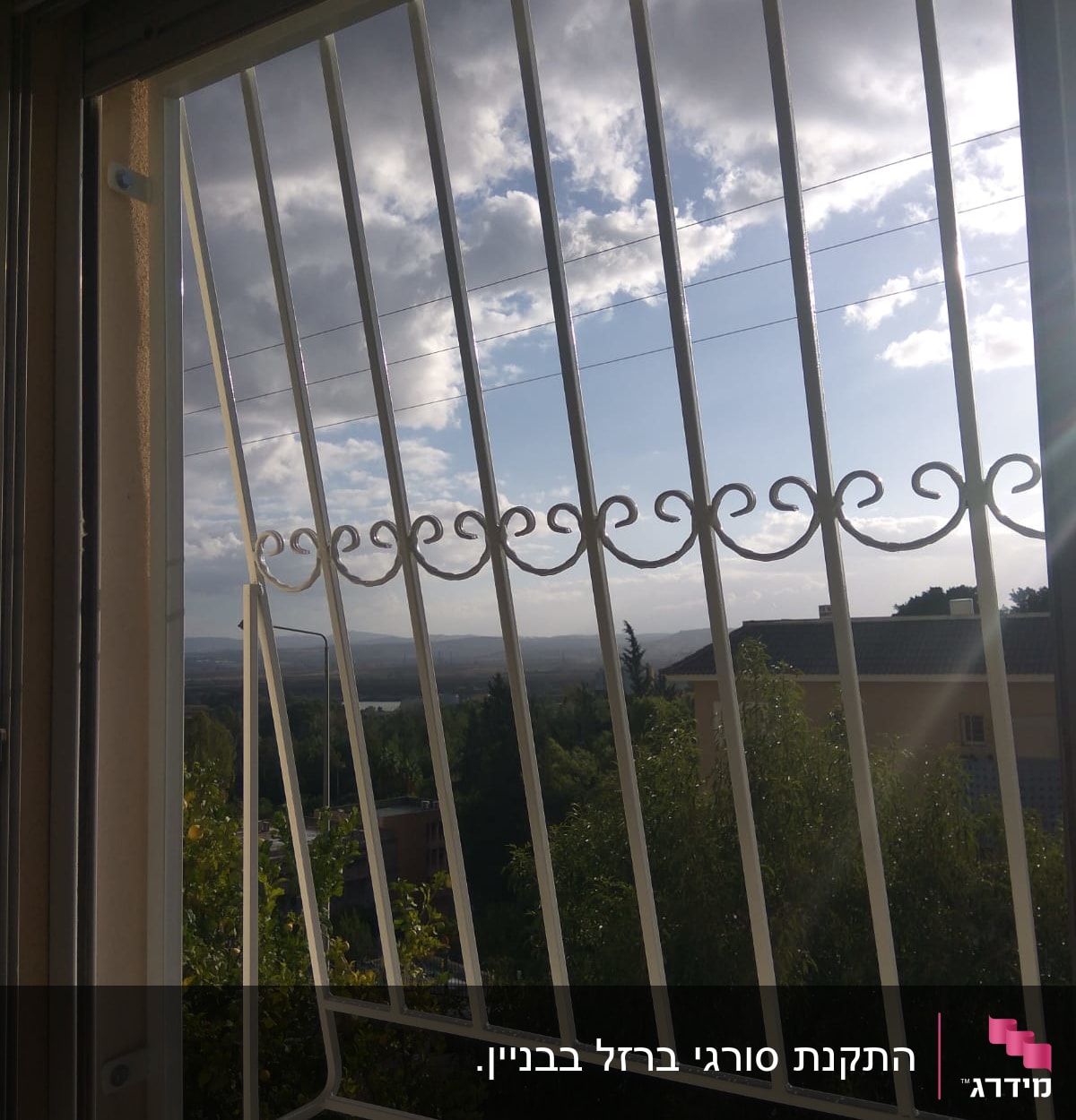 סורגי חלון לבנים עם עיטורים מעוגלים